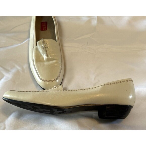 Munro American Womens Cream Color Slip On Flats Size 11M - Picture 13 of 16